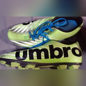 Umbro Boys size 5 Scoccer Cleats Green and Black in color